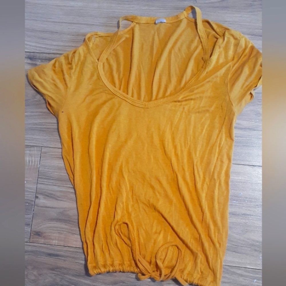 Casual open shoulder/ off shoulder shirt.